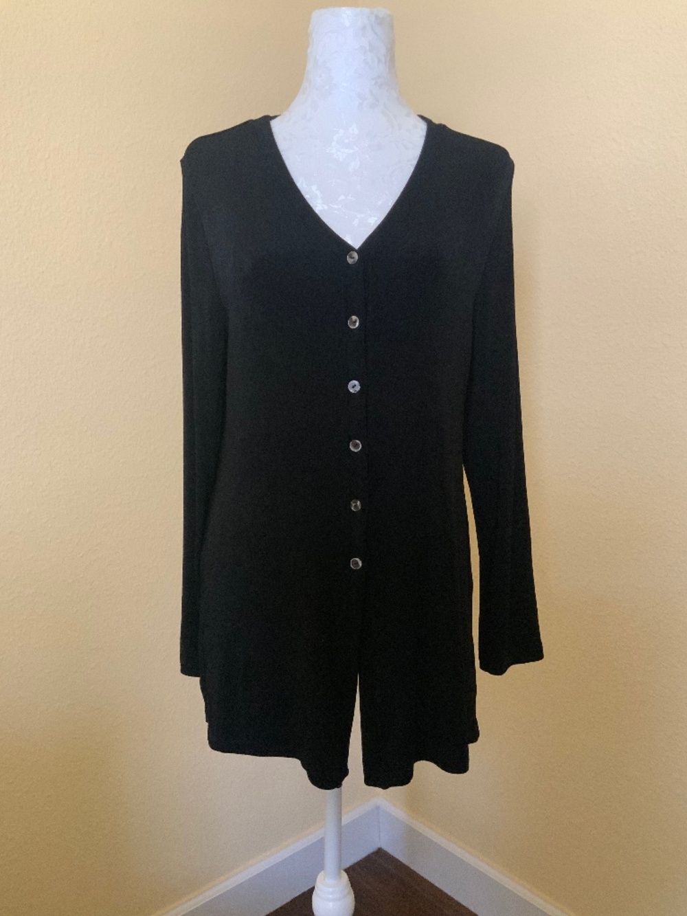 Chico's Travelers Long Sleeve Black V-neck tunic vacation/travel